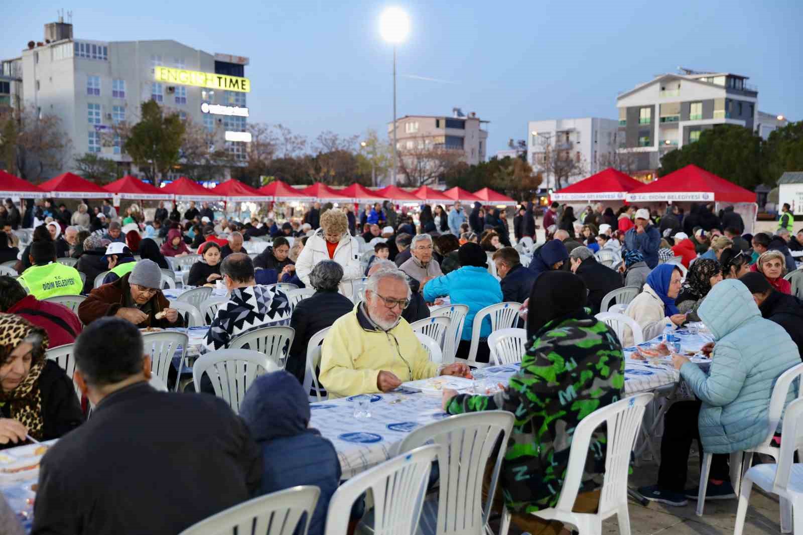 Didim’de vatandaşlar Cumhuriyet Kent Meydanı’nda kurulan iftar sofrasında buluştu

