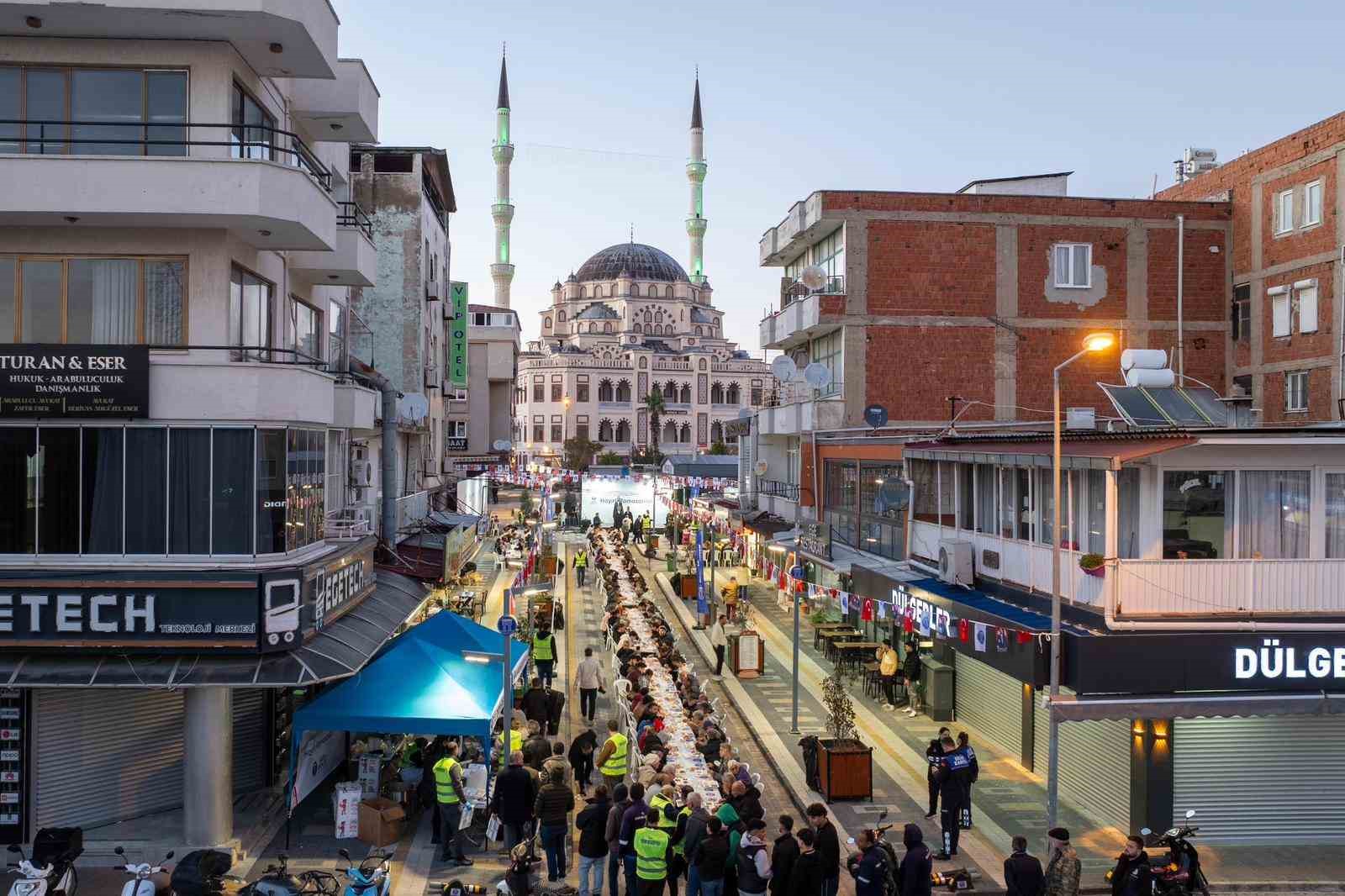 Didim’de vatandaşlar, Didim Belediyesi’nin iftar sofralarında bir araya geldi
