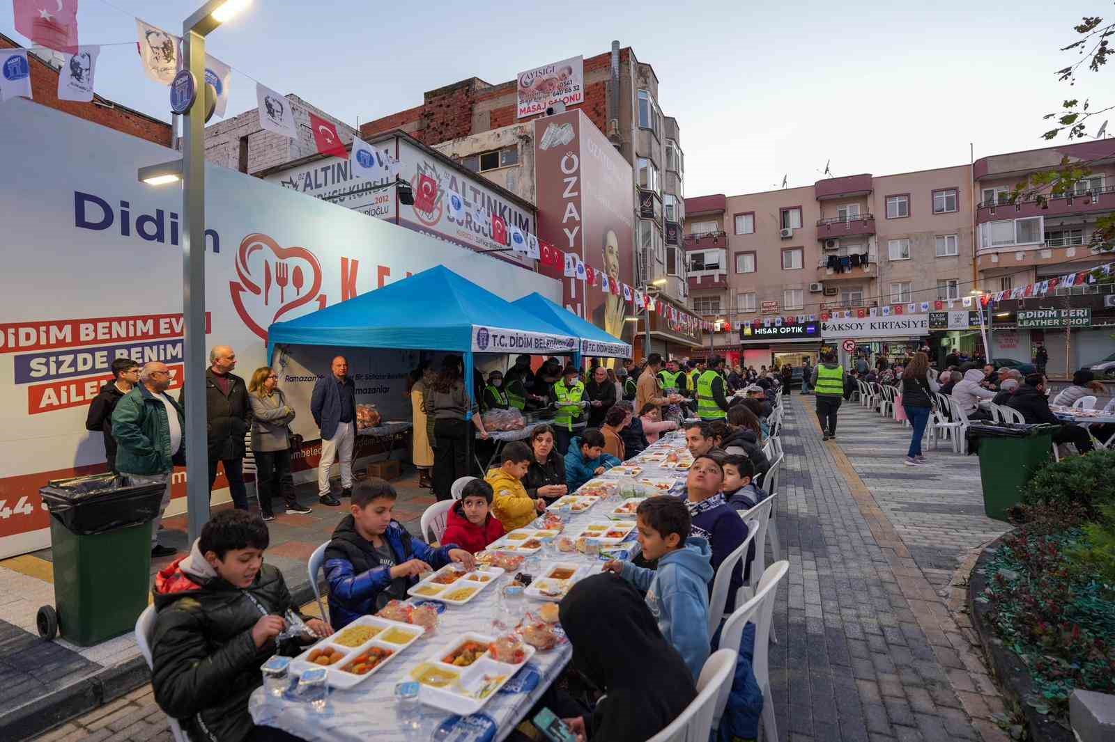 Didim’de vatandaşlar, Didim Belediyesi’nin iftar sofralarında bir araya geldi
