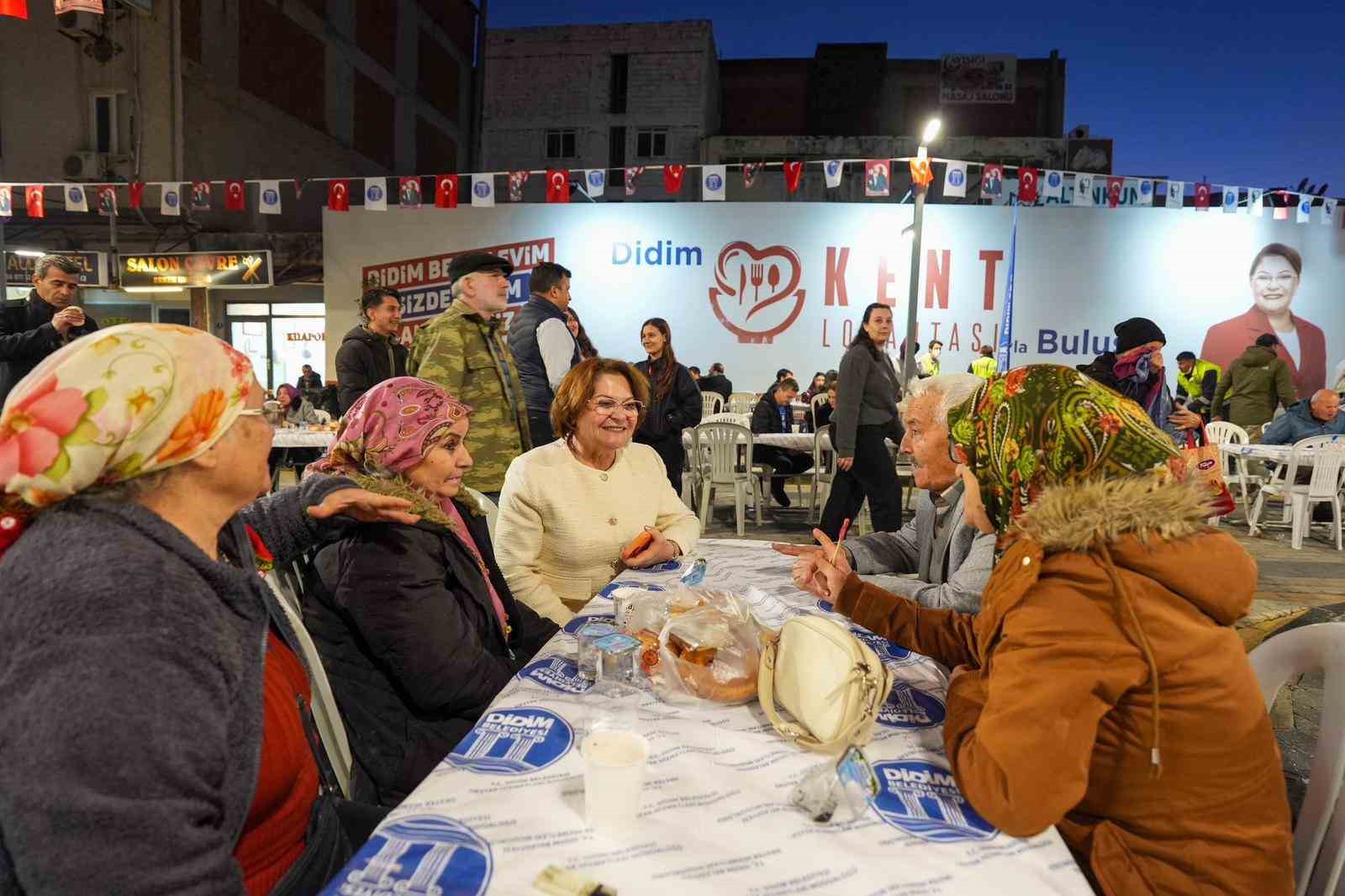 Didim’de vatandaşlar, Didim Belediyesi’nin iftar sofralarında bir araya geldi
