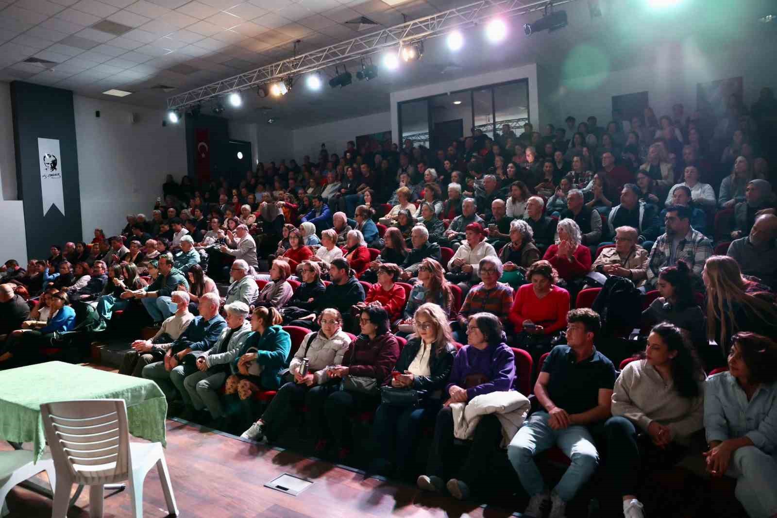 Didim’deki kadınlara yönelik tiyatro oyunu yoğun ilgi gördü
