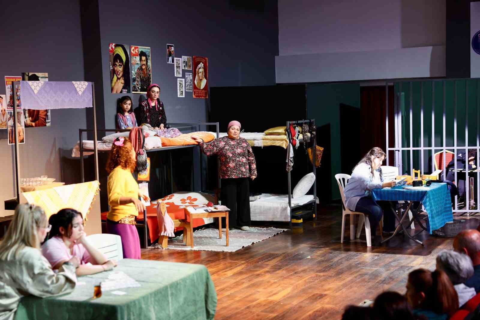 Didim’deki kadınlara yönelik tiyatro oyunu yoğun ilgi gördü
