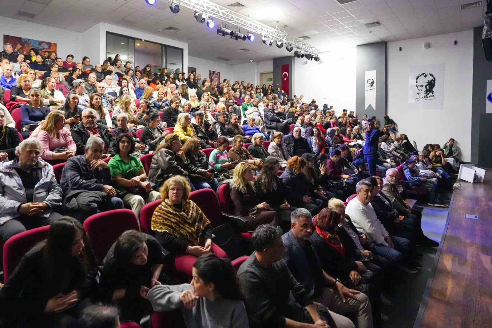 Didim’deki tiyatro oyununa ilgi yoğun oldu
