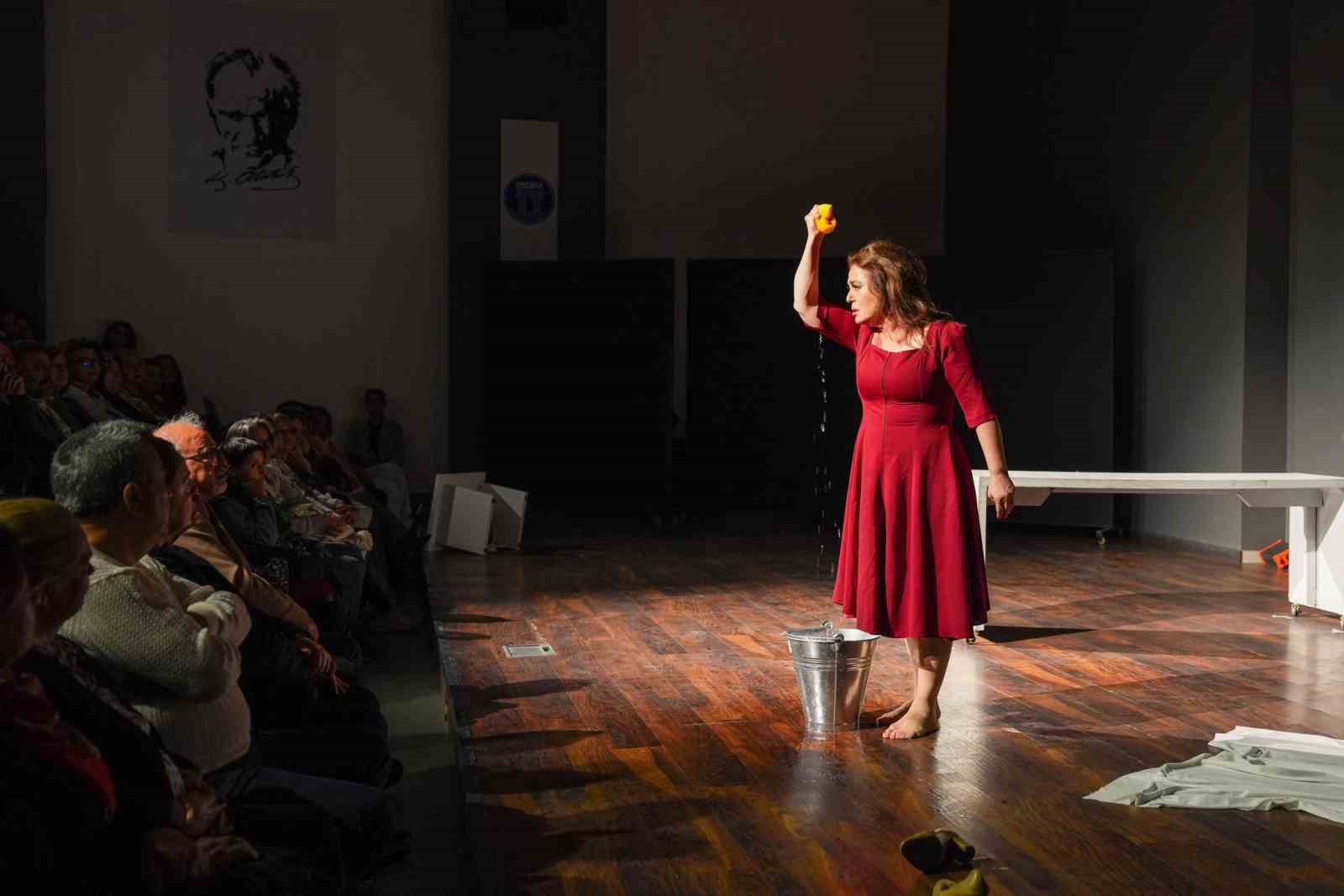 Didim’deki tiyatro oyununa ilgi yoğun oldu
