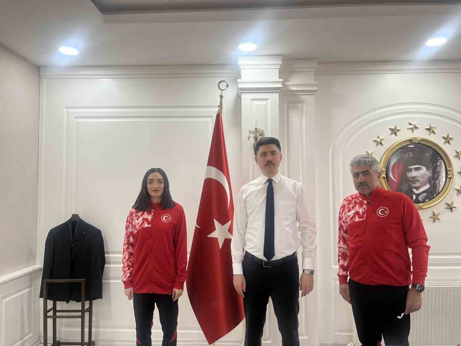 Digor Gençlik ve Spor Müdürü Bahattin İnce ve milli sporcu Tuğba Toptaş’tan, Kaymakam Kahraman’a ziyaret
Digor Gençlik ve Spor Müdürü Bahattin İnce ve milli sporcu Tuğba Toptaş’tan, Kaymakam Kahraman’a ziyaret