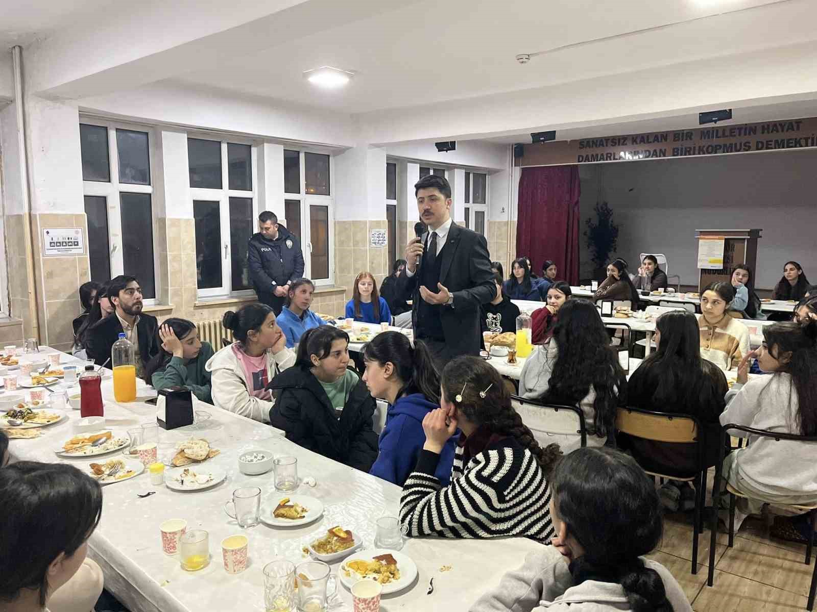 Digor Kaymakamı Ahmed Tayyib Kahraman öğrencilerle iftar sofrasında buluştu
Digor Kaymakamı Ahmed Tayyib Kahraman öğrencilerle iftar sofrasında buluştu