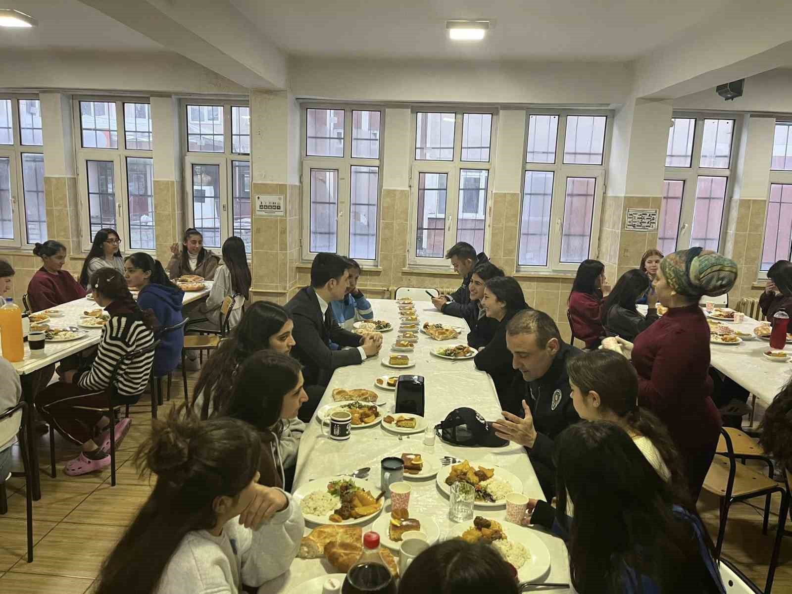 Digor Kaymakamı Ahmed Tayyib Kahraman öğrencilerle iftar sofrasında buluştu
Digor Kaymakamı Ahmed Tayyib Kahraman öğrencilerle iftar sofrasında buluştu