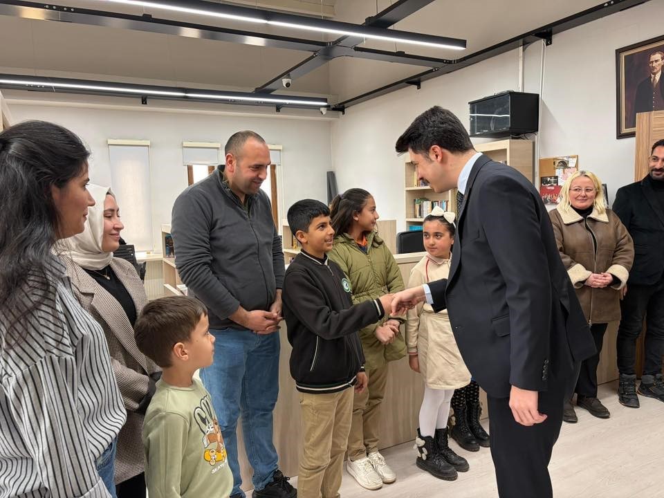 Digor’da Kütüphane Haftası coşkusu: En çok okuyan öğrenciler ödüllendirildi
Digor’da Kütüphane Haftası coşkusu: En çok okuyan öğrenciler ödüllendirildi