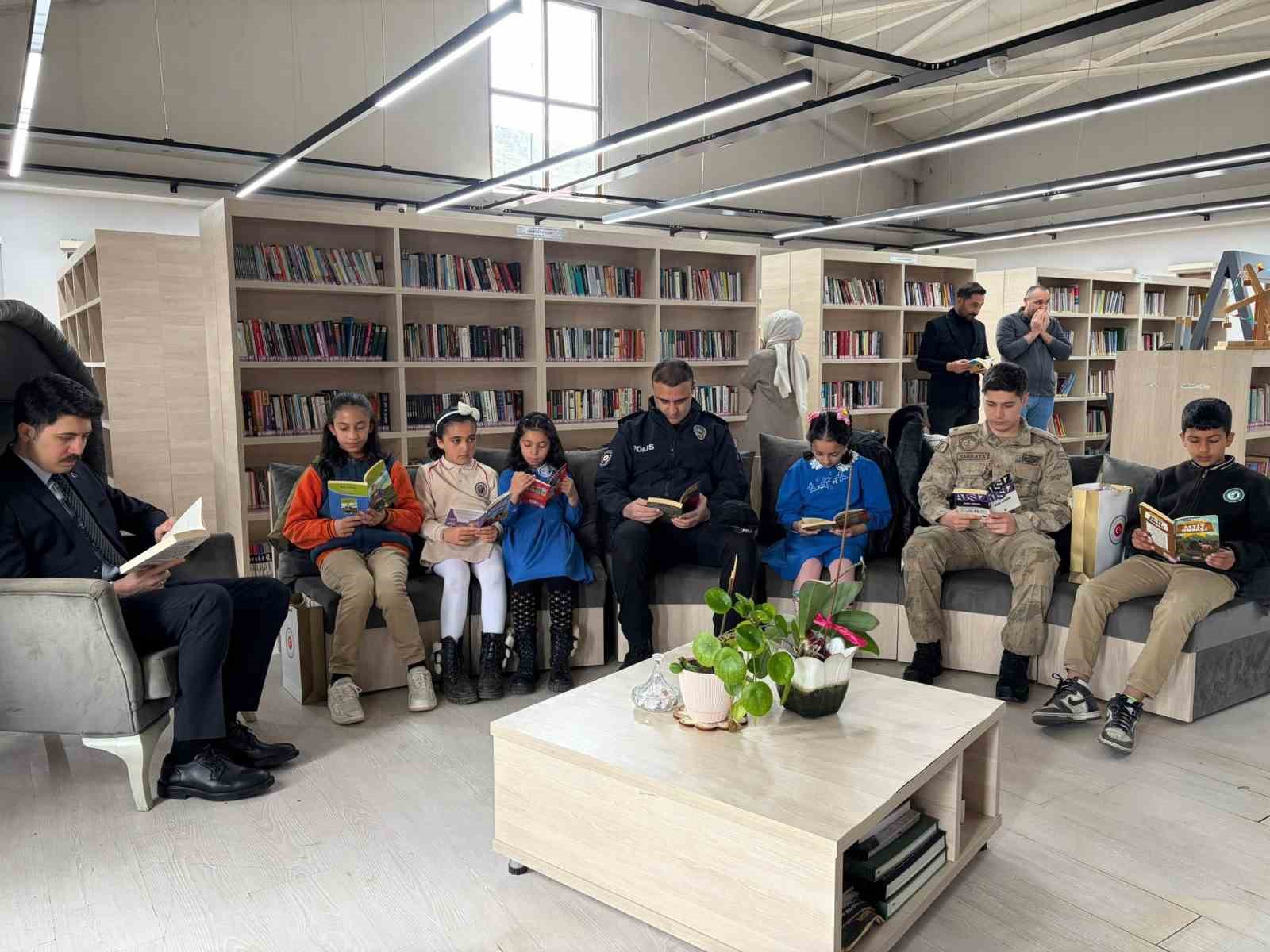 Digor’da Kütüphane Haftası coşkusu: En çok okuyan öğrenciler ödüllendirildi
Digor’da Kütüphane Haftası coşkusu: En çok okuyan öğrenciler ödüllendirildi