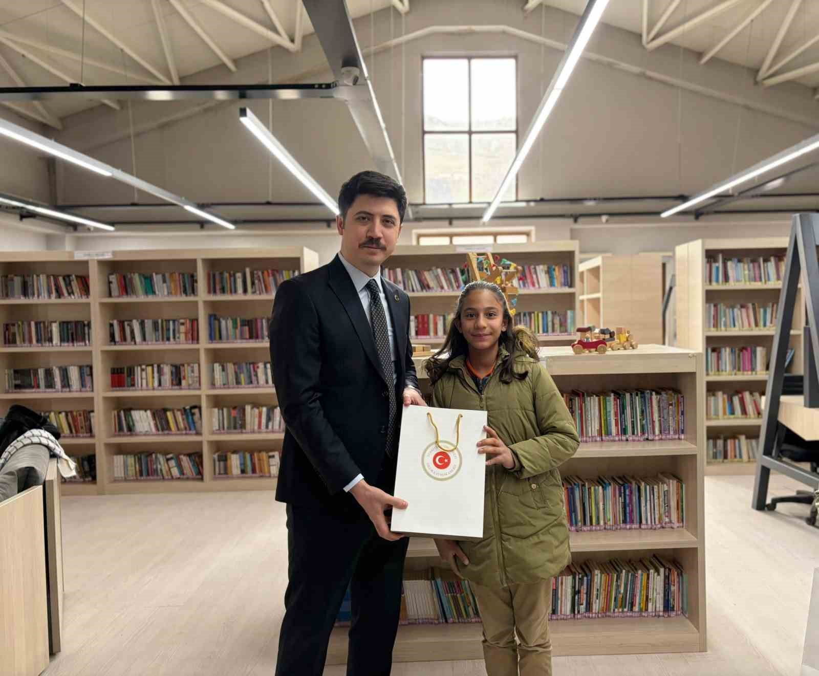 Digor’da Kütüphane Haftası coşkusu: En çok okuyan öğrenciler ödüllendirildi
Digor’da Kütüphane Haftası coşkusu: En çok okuyan öğrenciler ödüllendirildi