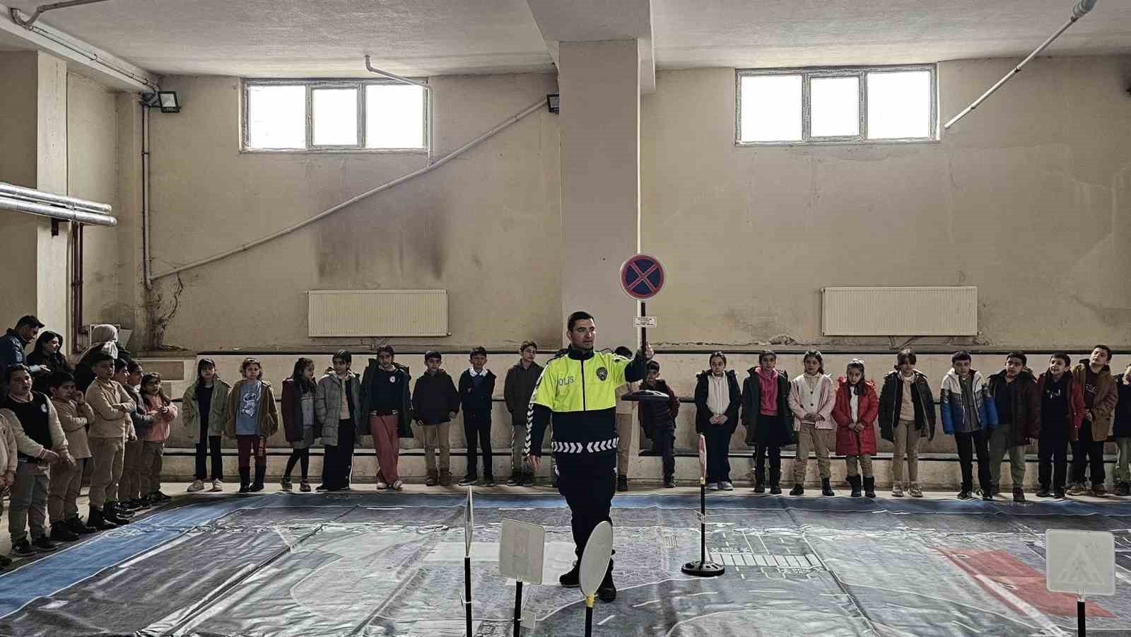 Digor’da öğrencilere uygulamalı trafik eğitimi verildi
Digor’da öğrencilere uygulamalı trafik eğitimi verildi