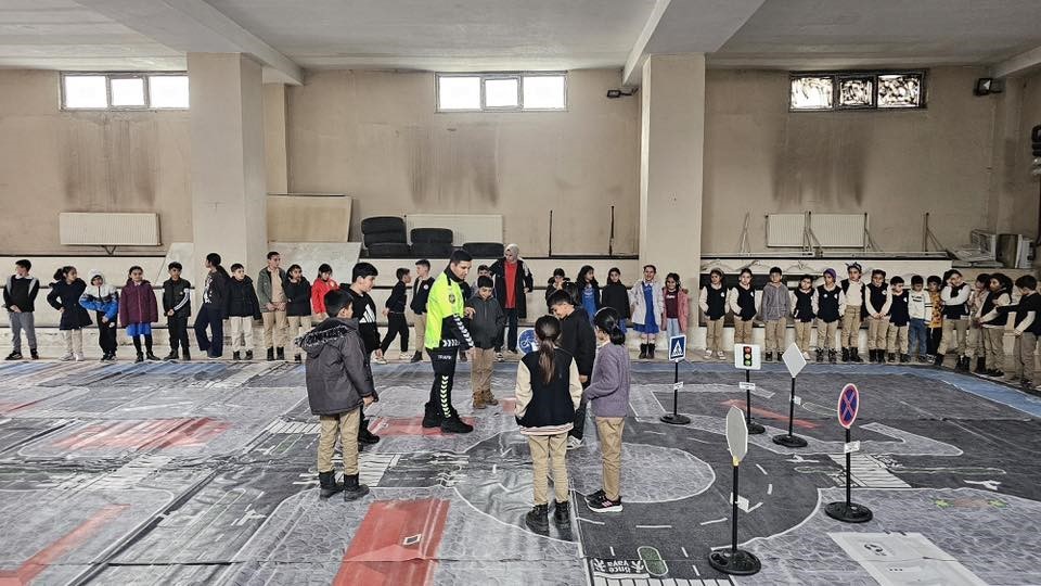 Digor’da öğrencilere uygulamalı trafik eğitimi verildi
Digor’da öğrencilere uygulamalı trafik eğitimi verildi