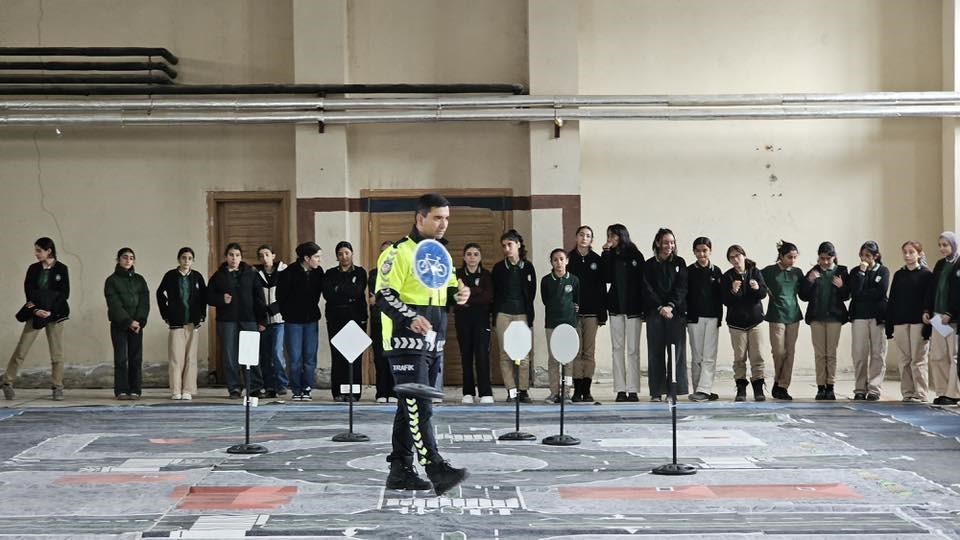 Digor’da öğrencilere uygulamalı trafik eğitimi verildi
Digor’da öğrencilere uygulamalı trafik eğitimi verildi
