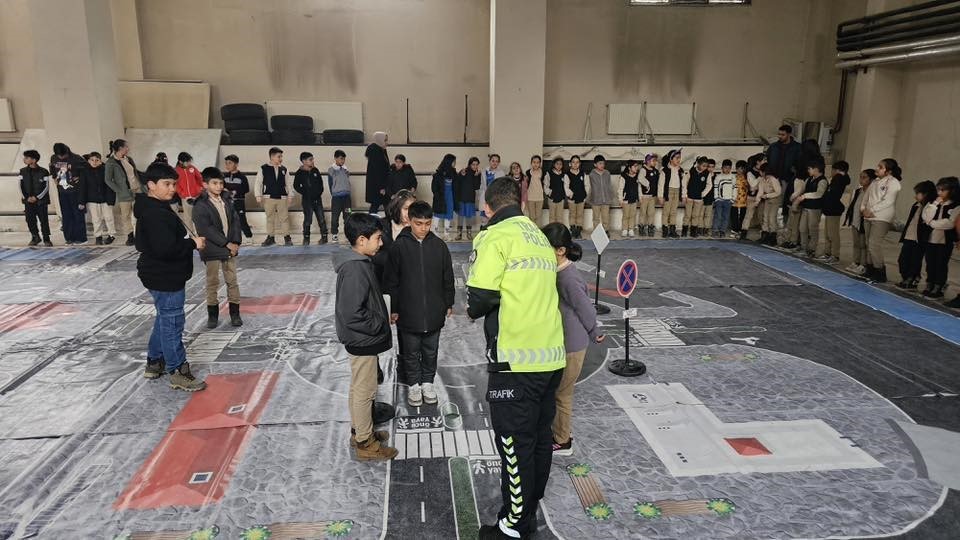 Digor’da öğrencilere uygulamalı trafik eğitimi verildi
Digor’da öğrencilere uygulamalı trafik eğitimi verildi