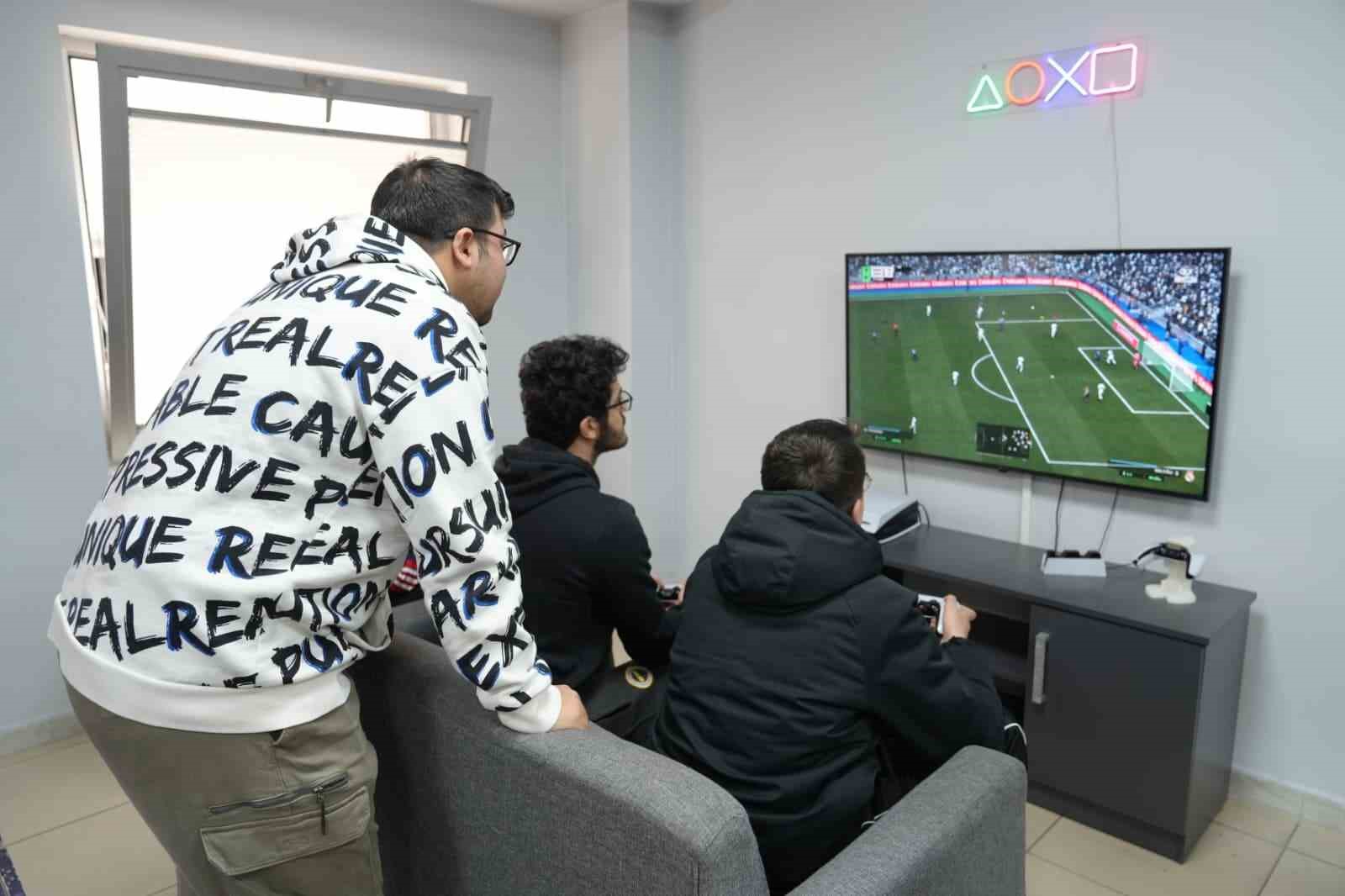 Dijital futbol tutkunları TEKNOMER’de buluştu
Dijital futbol tutkunları TEKNOMER’de buluştu