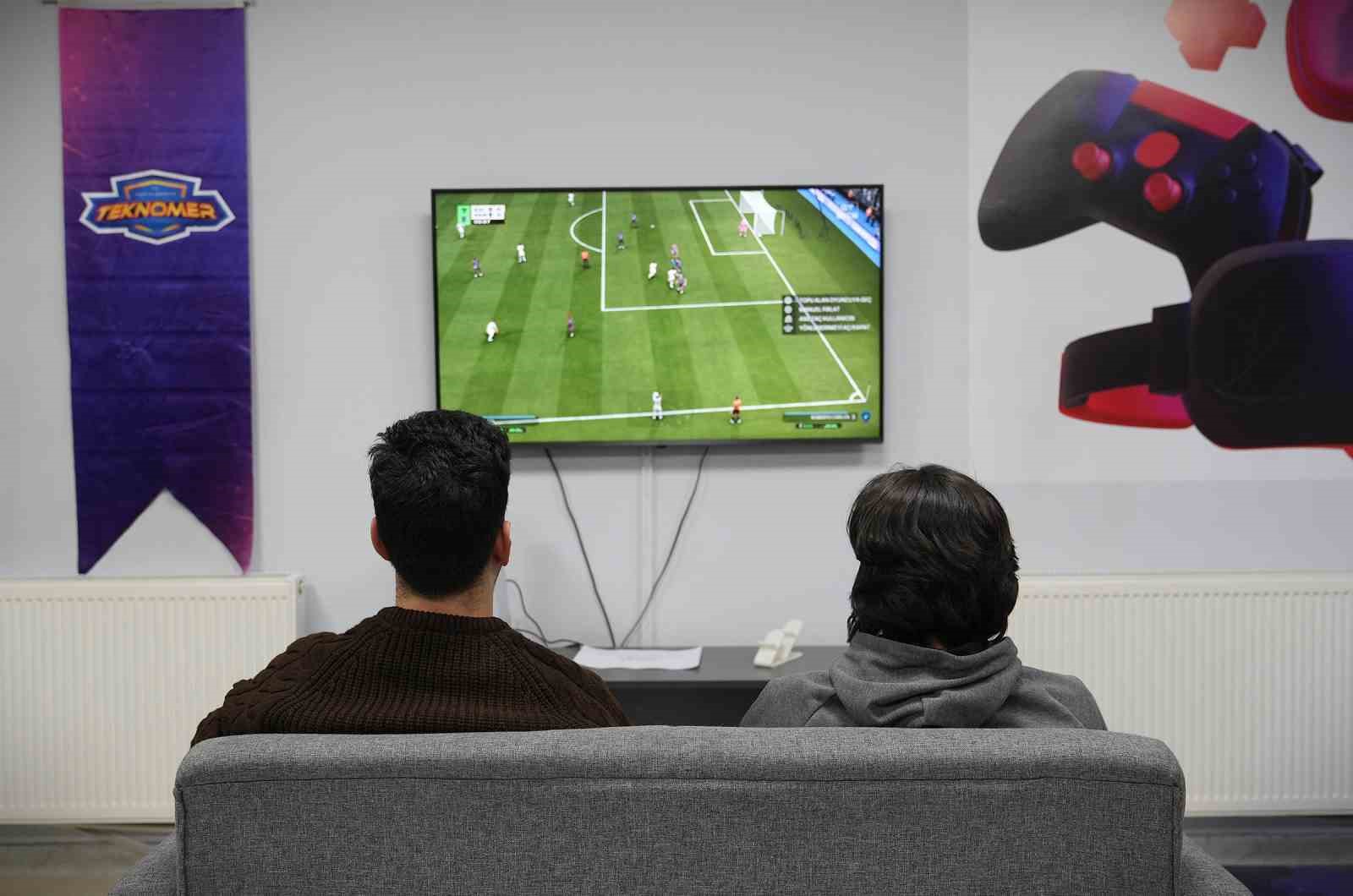 Dijital futbol tutkunları TEKNOMER’de buluştu
Dijital futbol tutkunları TEKNOMER’de buluştu