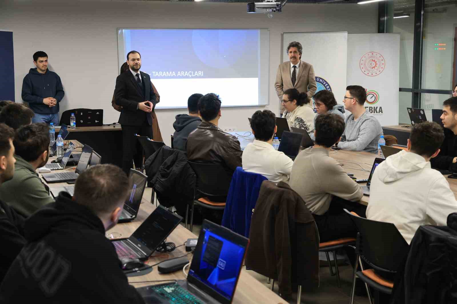 Dijital vatanın muhafızları Bursa’da yetişiyor
Dijital vatanın muhafızları Bursa’da yetişiyor