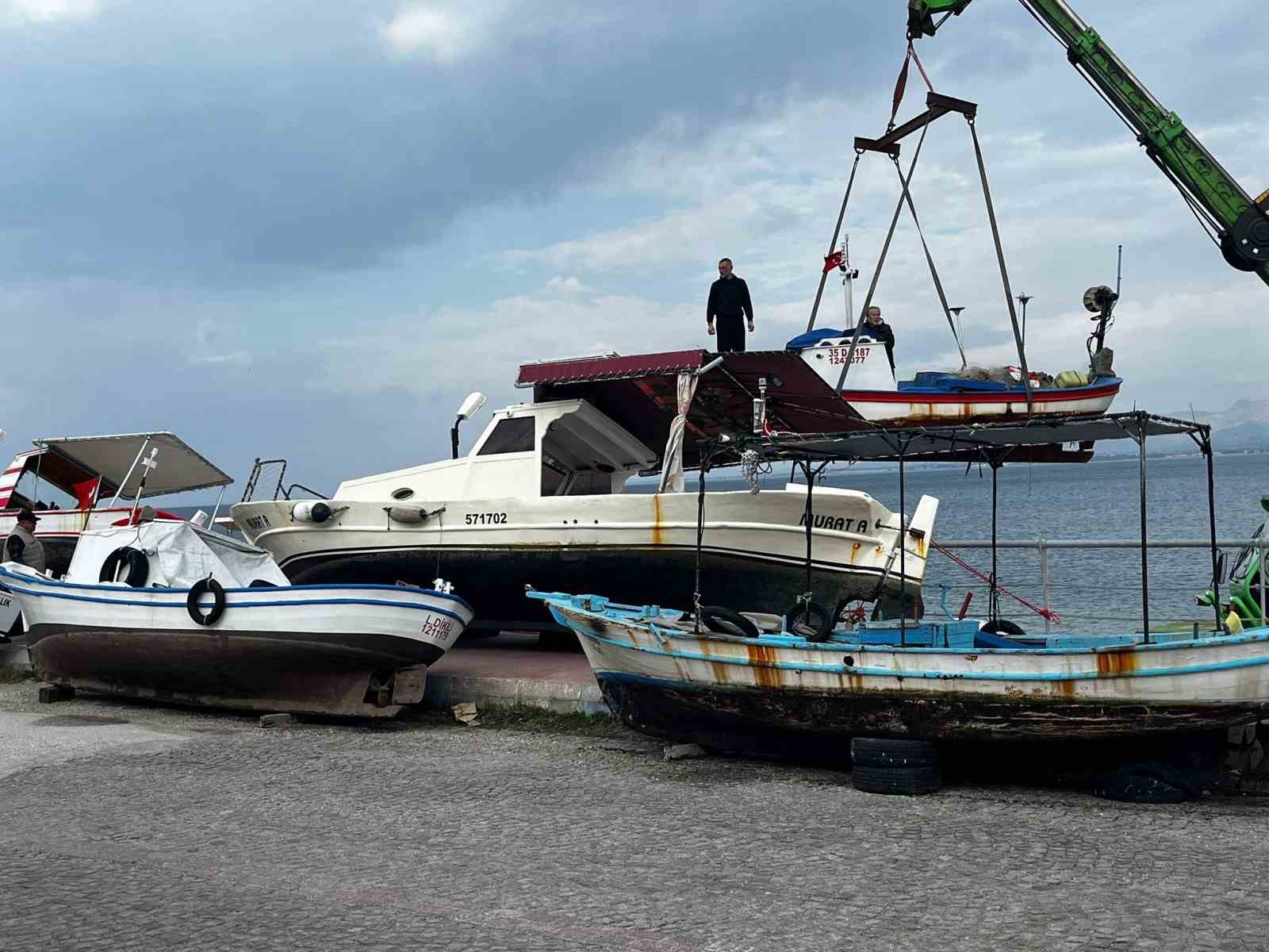 Dikili’de balıkçı tekneleri fırtınaya karşı karaya alındı
