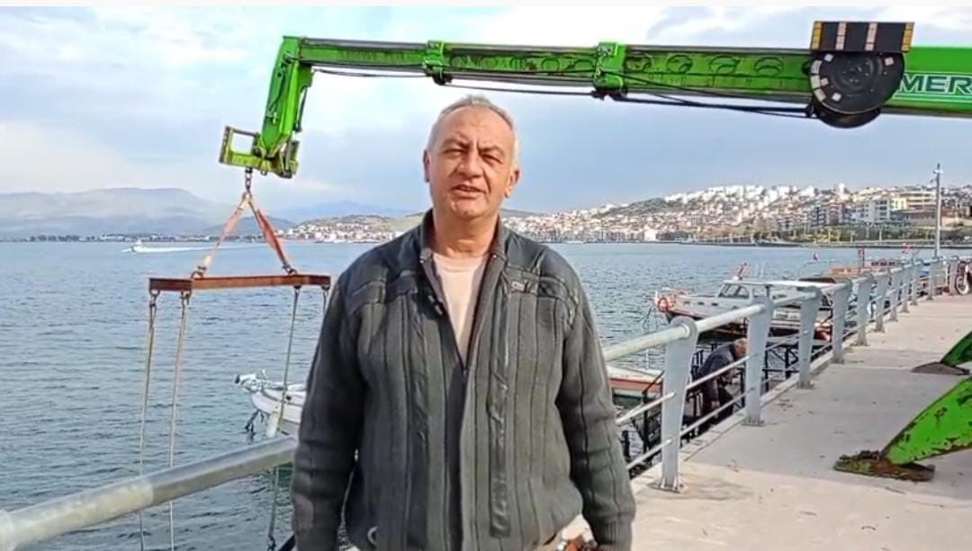 Dikili’de balıkçı tekneleri fırtınaya karşı karaya alındı
