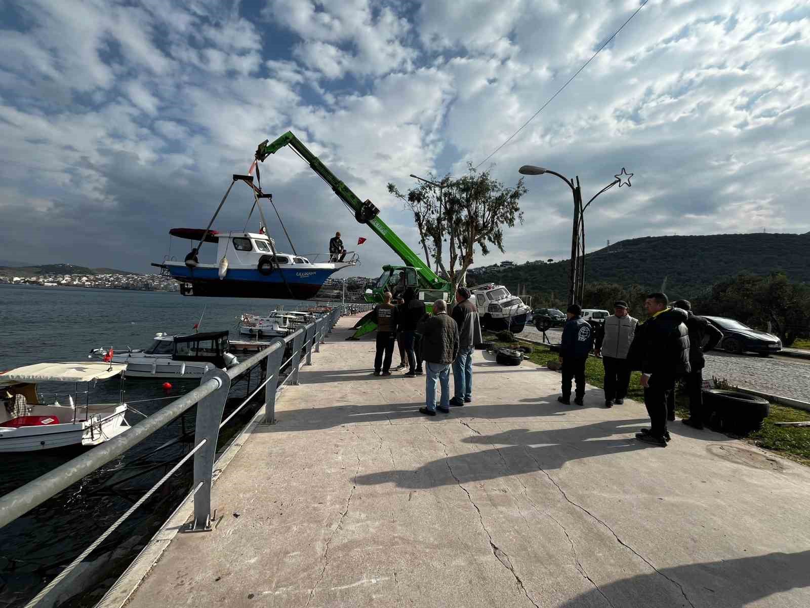 Dikili’de balıkçı tekneleri fırtınaya karşı karaya alındı

