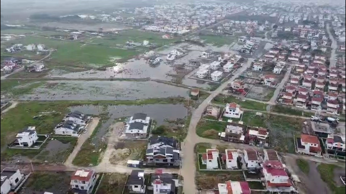 Dikili’de yağış durdu, sular kaldı
