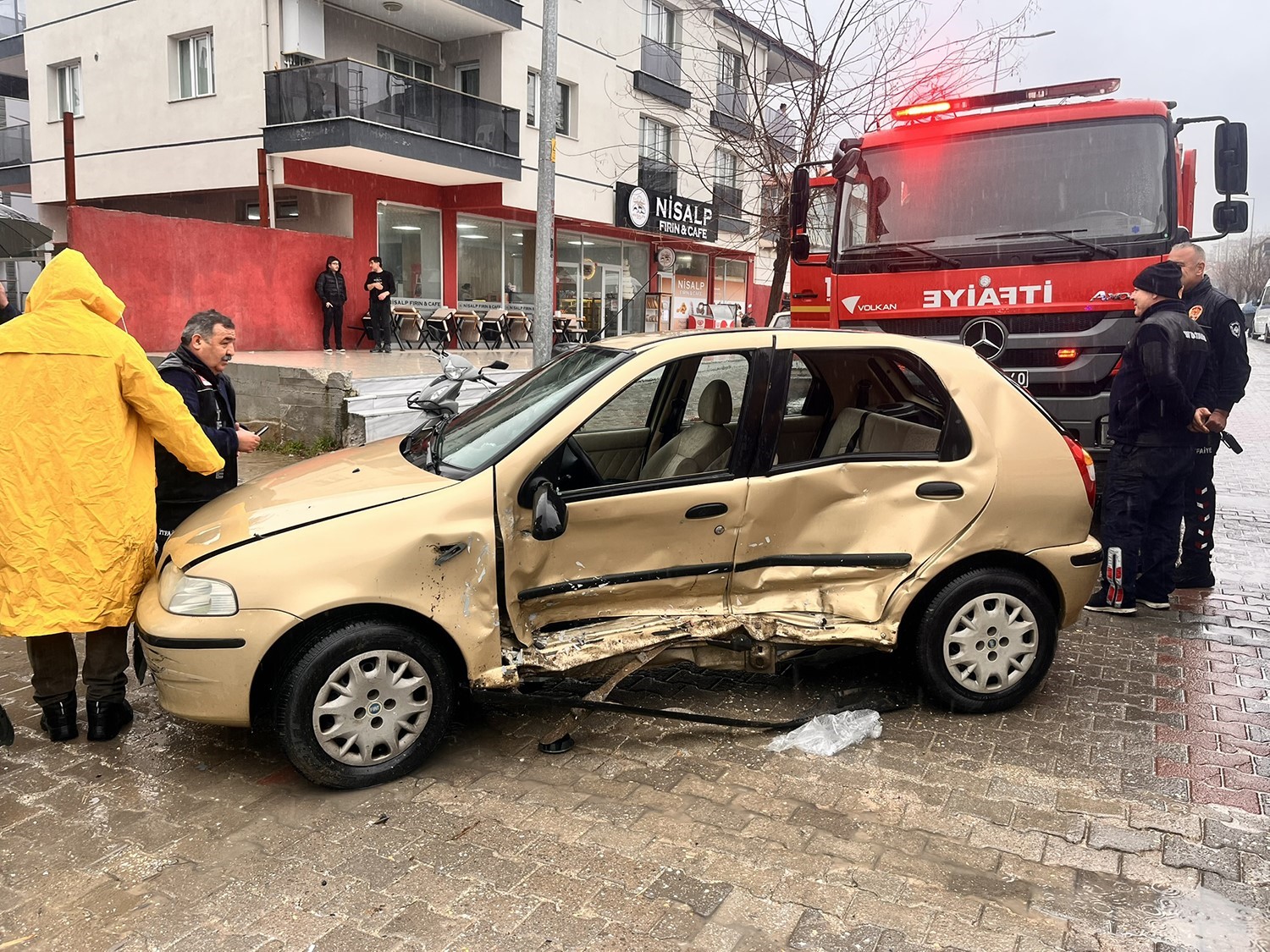 Dikkatsizlik kazayı beraberinde getirdi: 2 yaralı
