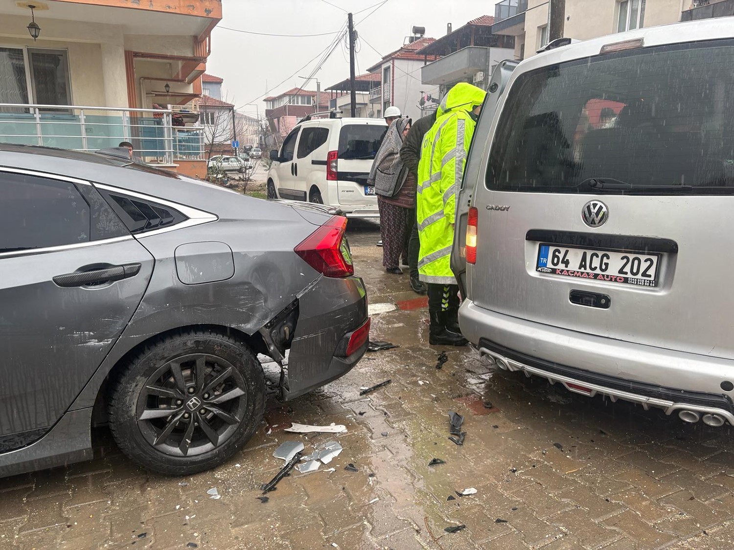 Dikkatsizlik kazayı beraberinde getirdi: 2 yaralı
