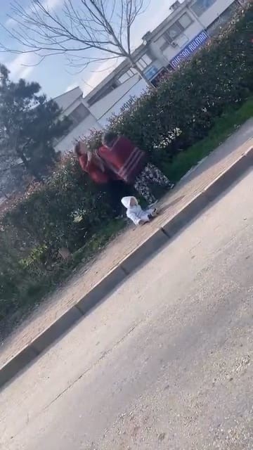 Dilenci kadınların kavgası kamerada: Kucağındaki bebek yere düştü
