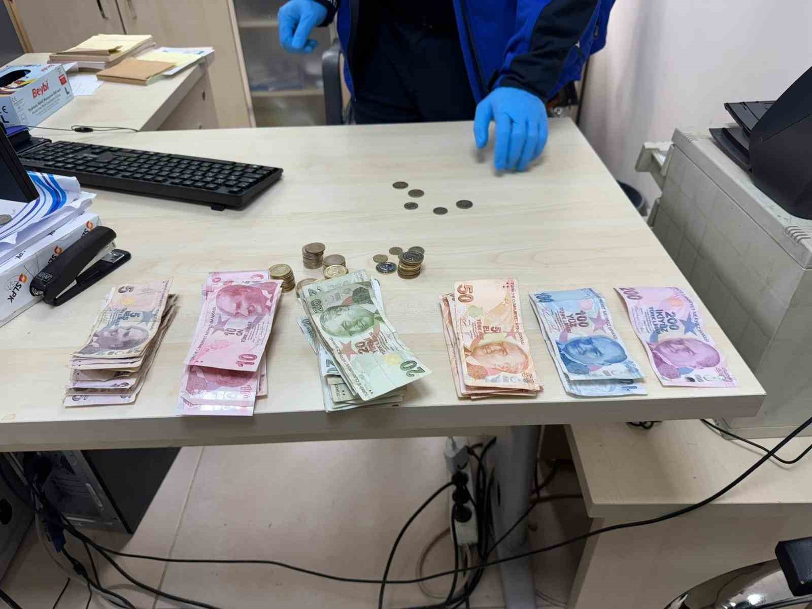 Dilencinin üzerinden çıkan para say say bitmedi
