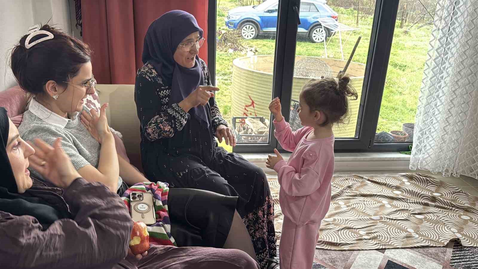 Diller sustu, sevgi konuştu: Bu bayram herkesi duygulandırdı
Diller sustu, sevgi konuştu: Bu bayram herkesi duygulandırdı