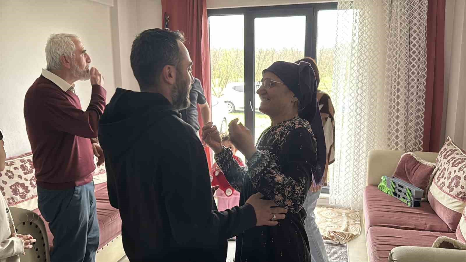 Diller sustu, sevgi konuştu: Bu bayram herkesi duygulandırdı
Diller sustu, sevgi konuştu: Bu bayram herkesi duygulandırdı