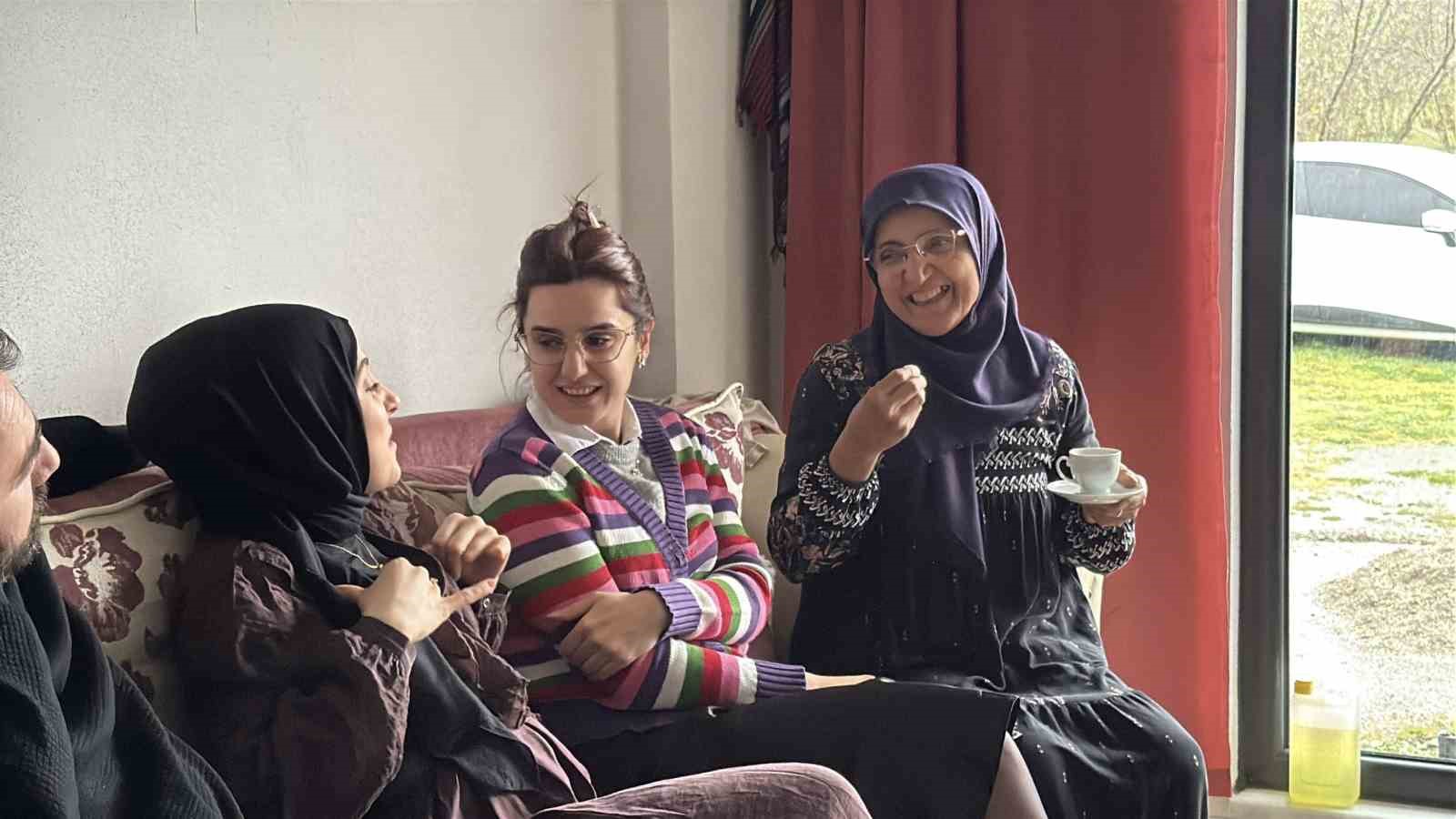 Diller sustu, sevgi konuştu: Bu bayram herkesi duygulandırdı
Diller sustu, sevgi konuştu: Bu bayram herkesi duygulandırdı