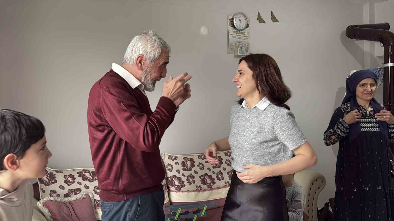 Diller sustu, sevgi konuştu: Bu bayram herkesi duygulandırdı
Diller sustu, sevgi konuştu: Bu bayram herkesi duygulandırdı