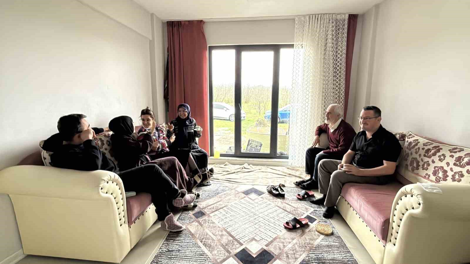 Diller sustu, sevgi konuştu: Bu bayram herkesi duygulandırdı
Diller sustu, sevgi konuştu: Bu bayram herkesi duygulandırdı