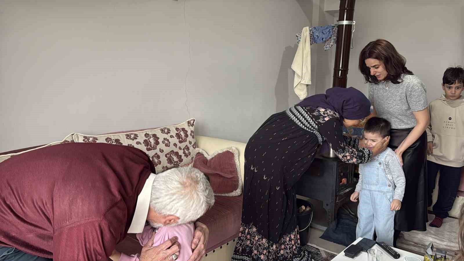 Diller sustu, sevgi konuştu: Bu bayram herkesi duygulandırdı
Diller sustu, sevgi konuştu: Bu bayram herkesi duygulandırdı