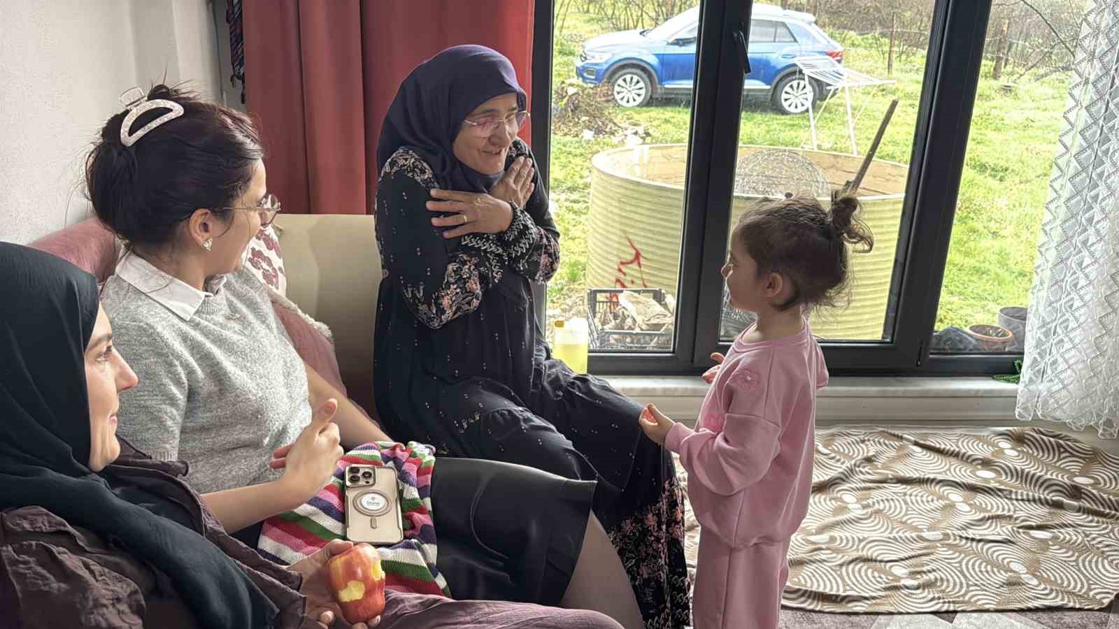 Diller sustu, sevgi konuştu: Bu bayram herkesi duygulandırdı
Diller sustu, sevgi konuştu: Bu bayram herkesi duygulandırdı