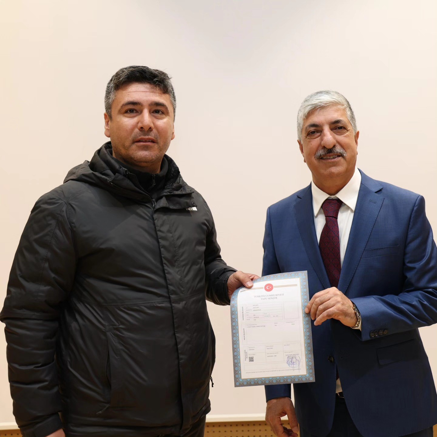 Dilovası’nda imar sorunu çözülen 423 vatandaşa tapuları dağıtıldı
