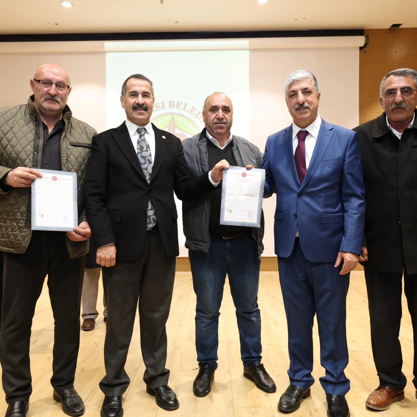 Dilovası’nda imar sorunu çözülen 423 vatandaşa tapuları dağıtıldı
