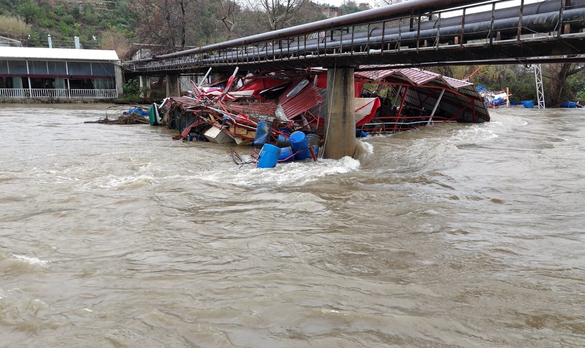 Dimçayı taştı, işletmeler su altında kaldı hasarın boyutu dronla görüntülendi
