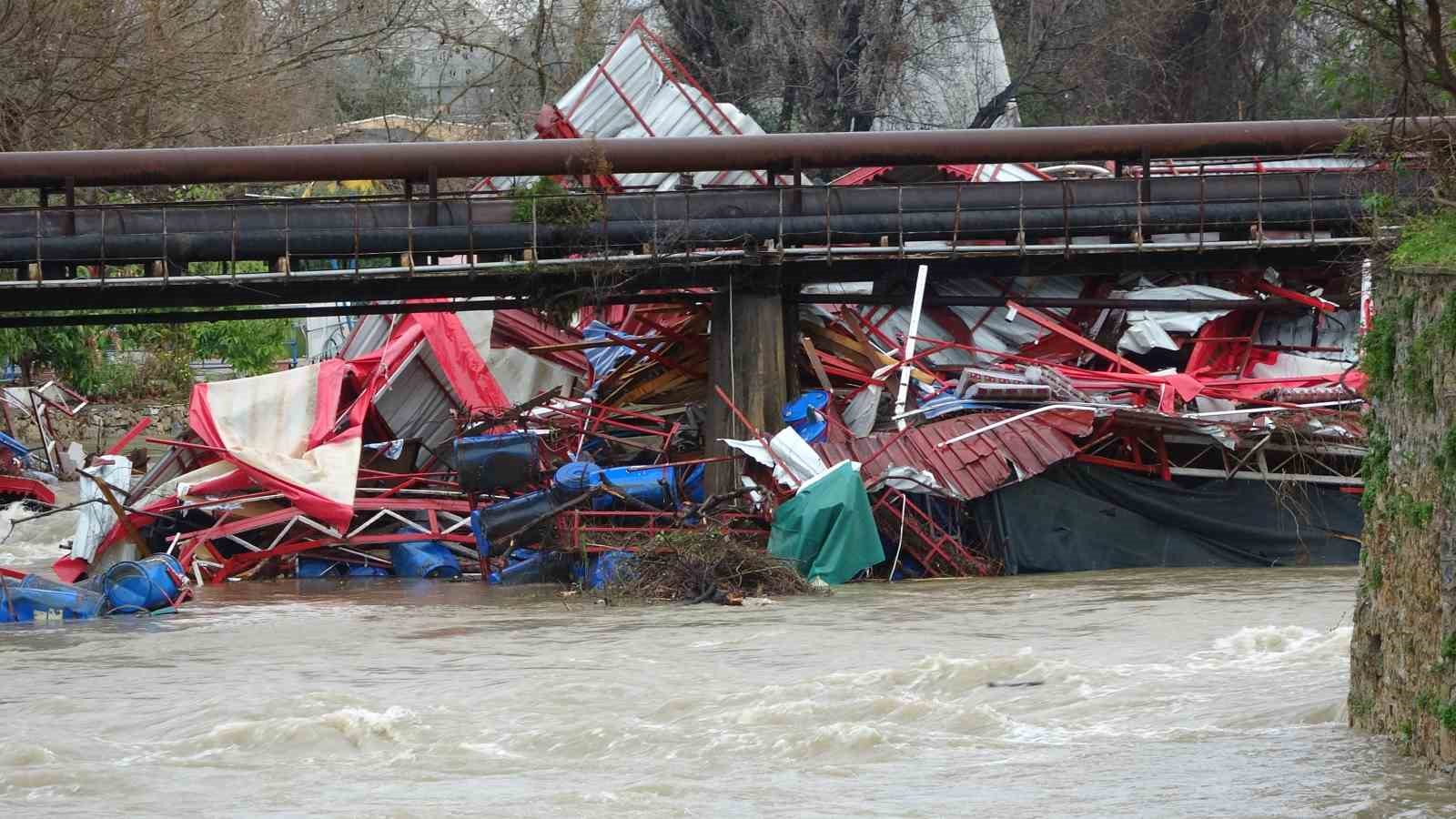 Dimçayı taştı, işletmeler su altında kaldı hasarın boyutu dronla görüntülendi
