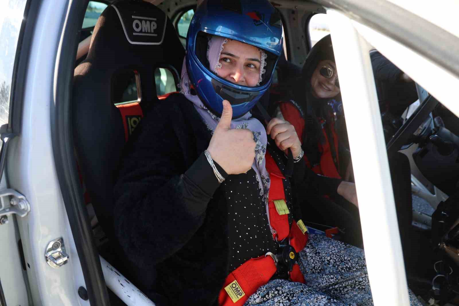 Dimili kadınlardan copilot deneyimi
Dimili kadınlardan copilot deneyimi