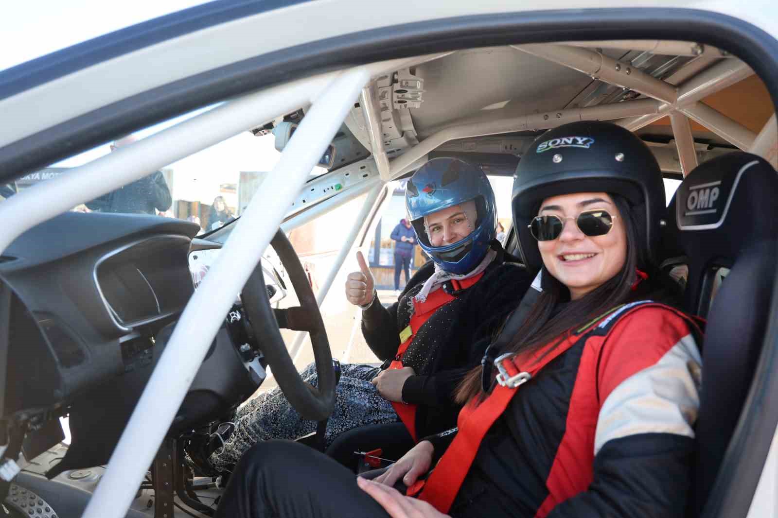 Dimili kadınlardan copilot deneyimi
Dimili kadınlardan copilot deneyimi