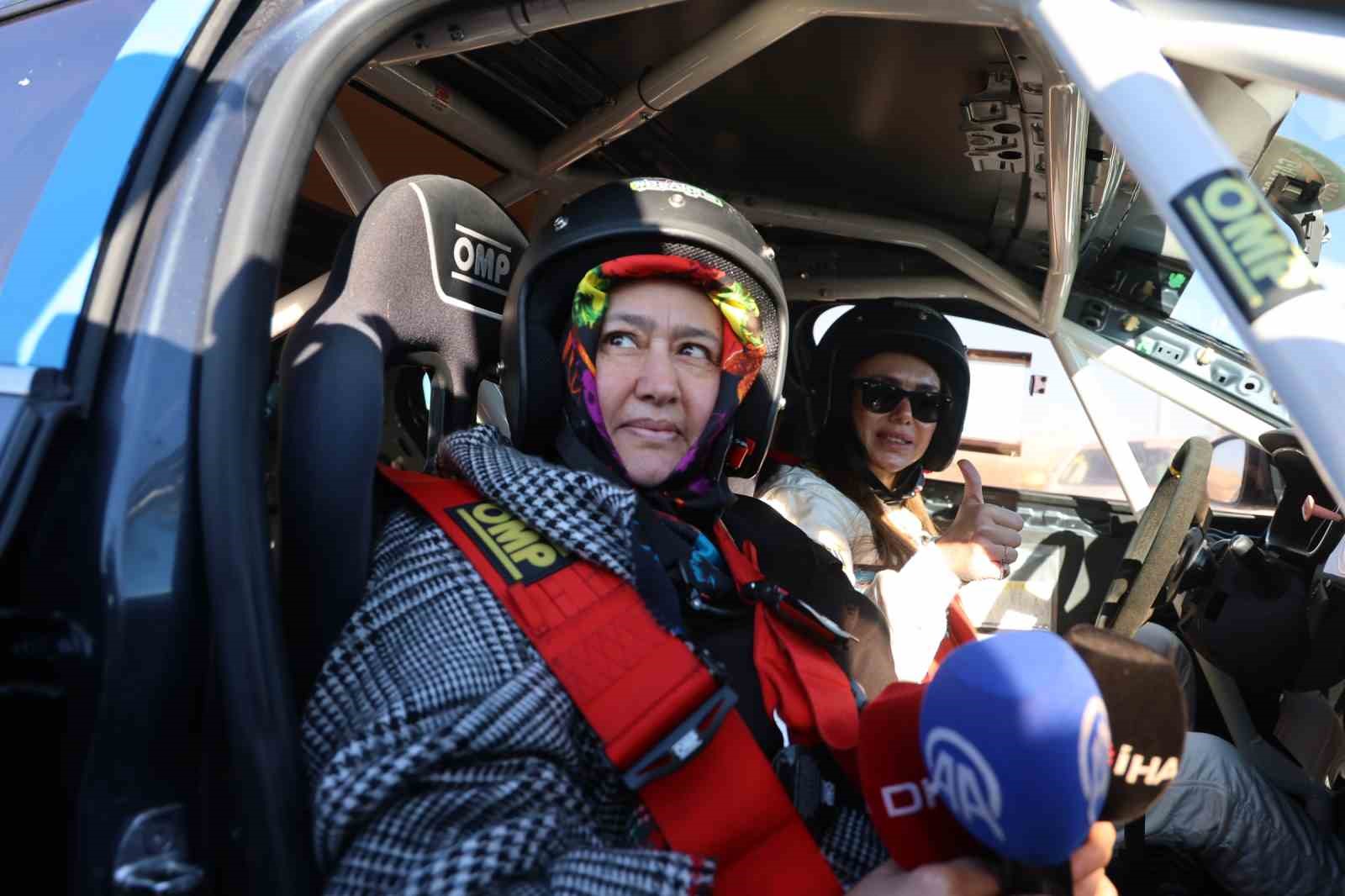 Dimili kadınlardan copilot deneyimi
Dimili kadınlardan copilot deneyimi