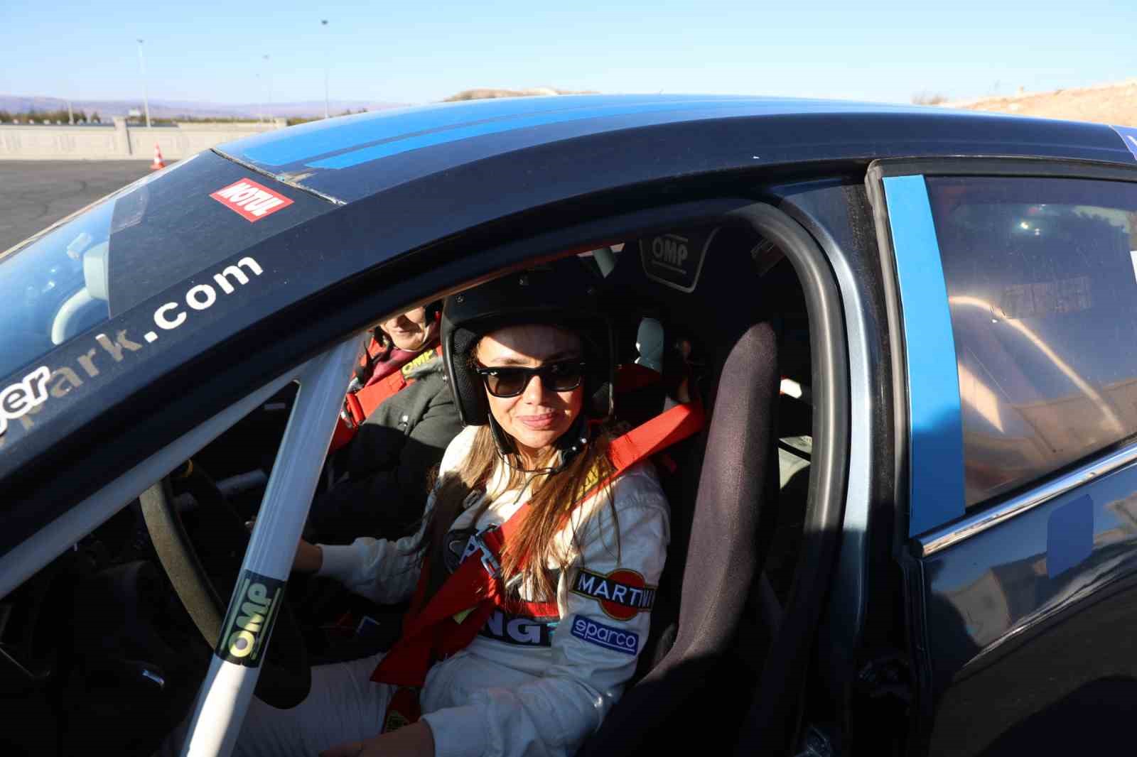 Dimili kadınlardan copilot deneyimi
Dimili kadınlardan copilot deneyimi