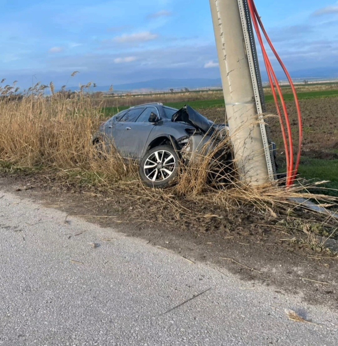 Direğe çarpan otomobil sürücüsü yaralandı
