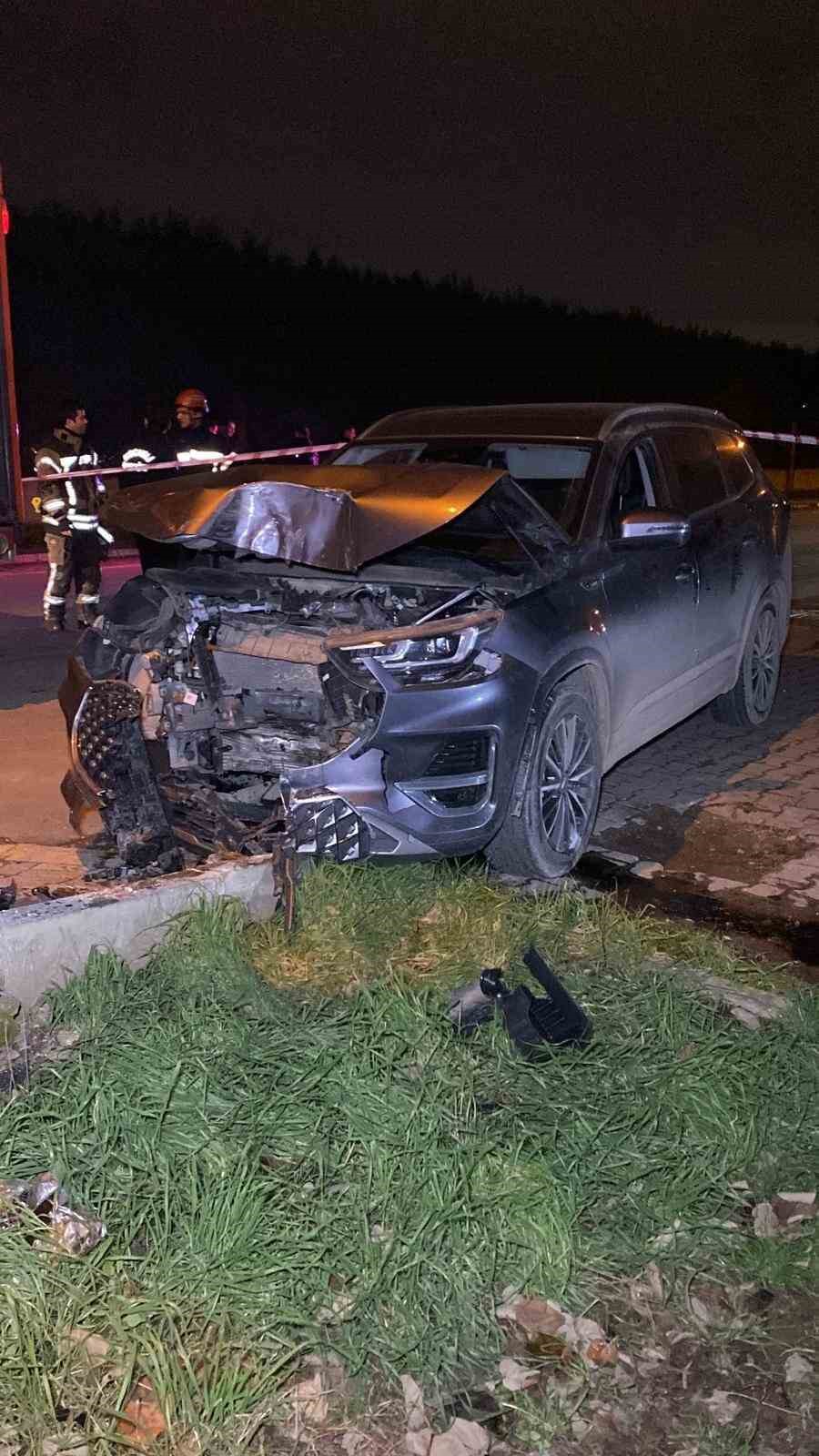 Direğine çarpan araç hurdaya döndü: 1 yaralı
