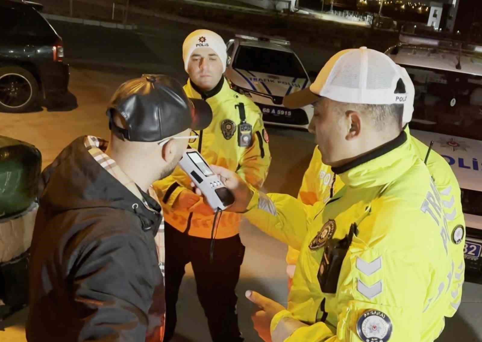 Direksiyon başında alkollü yakalandı, polise "Problemli olan sizsiniz" dedi
