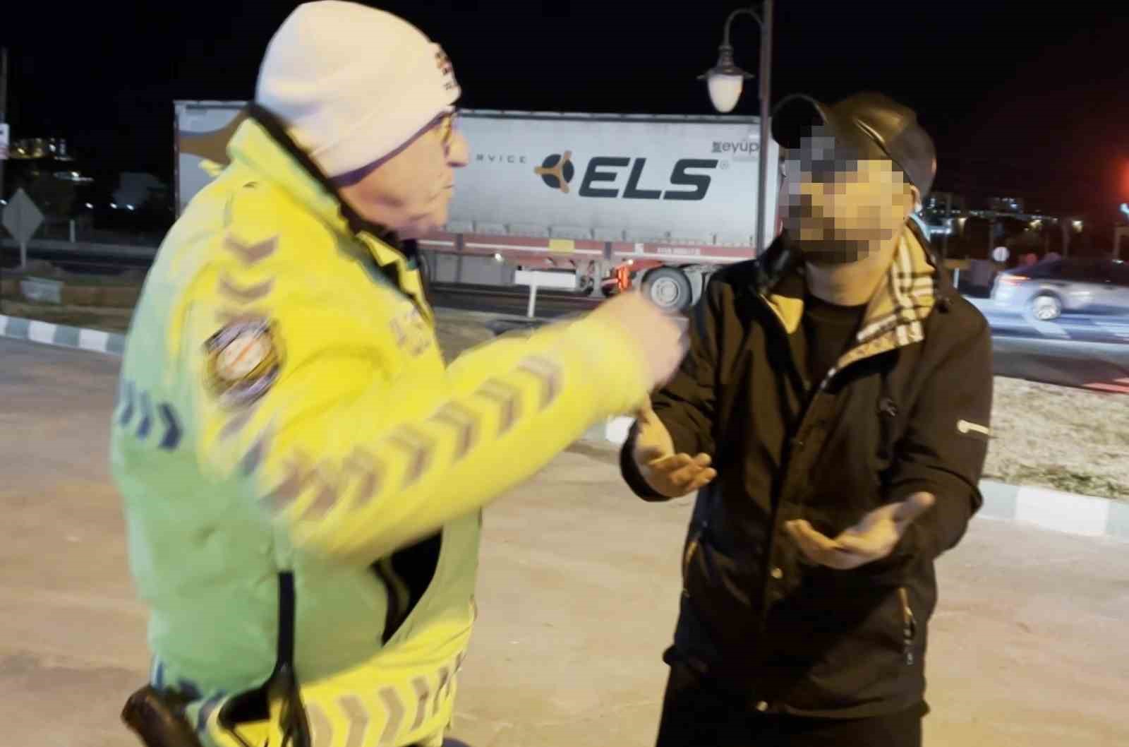 Direksiyon başında alkollü yakalandı, polise "Problemli olan sizsiniz" dedi
