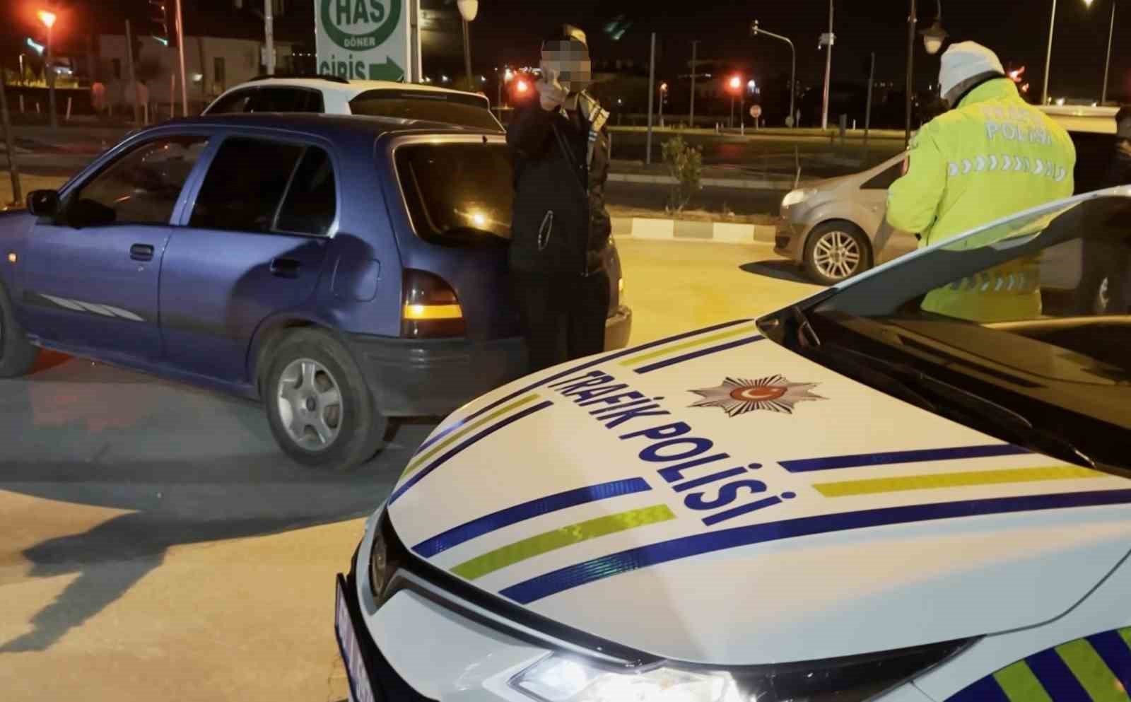 Direksiyon başında alkollü yakalandı, polise "Problemli olan sizsiniz" dedi
