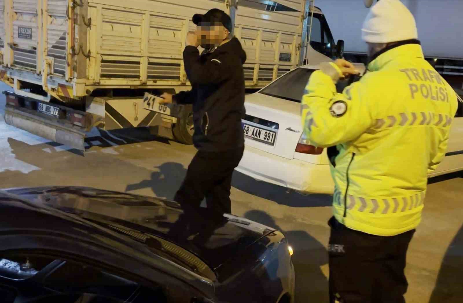 Direksiyon başında alkollü yakalandı, polise "Problemli olan sizsiniz" dedi
